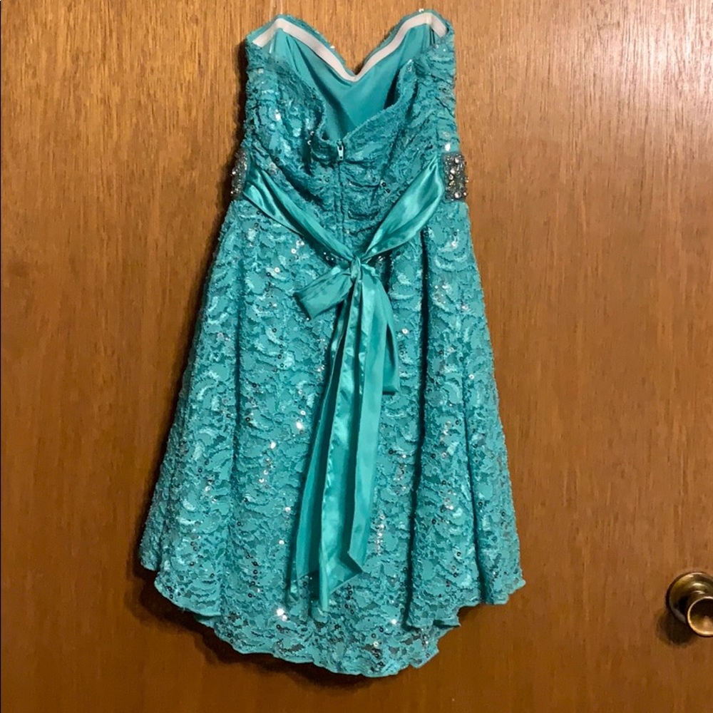 Perfect for a prom or wedding - Picture 2 of 6